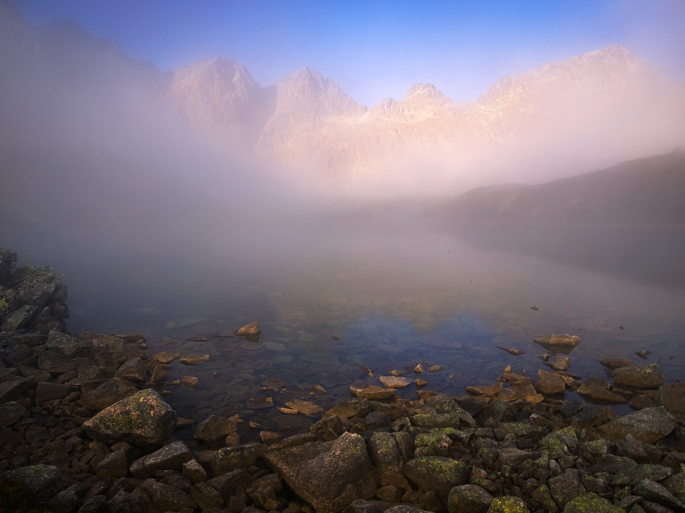 Peaks in Mist