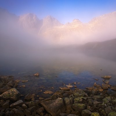 Peaks in Mist